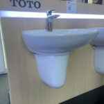 Chậu lavabo treo tường TOTO LHT300CR chân lửng - Ảnh 5