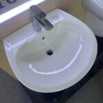Chậu lavabo treo tường TOTO LHT300CR chân lửng - Ảnh 2